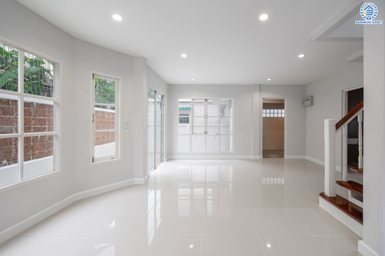 บ้านมือสองตกแต่งใหม่ แบรนด์ LH ม.ชัยพฤกษ์ บางบัวทอง หลังมุม เนื้อที่ 57.7 ตร.ว. ฟังก์ชัน 3 ห้องนอน 2 ห้องน้ำ จอดรถ 2 คัน พร้อม facilities ครบครัน บนทำเลเดินทางสะดวก ติดถนนบางกรวย-ไทรน้อย ใกล้เซ็นทรัลเวสต์เกต และรถไฟฟ้าสายสีม่วง "สถานีบางพลู"